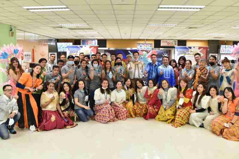 友達推動「安心、、、創新、、、用心、、、、同心、、、盡心」五星職旅，，為菲籍員工打造全方位照護，，，首度贏得「人權實踐與發展領袖獎」殊榮