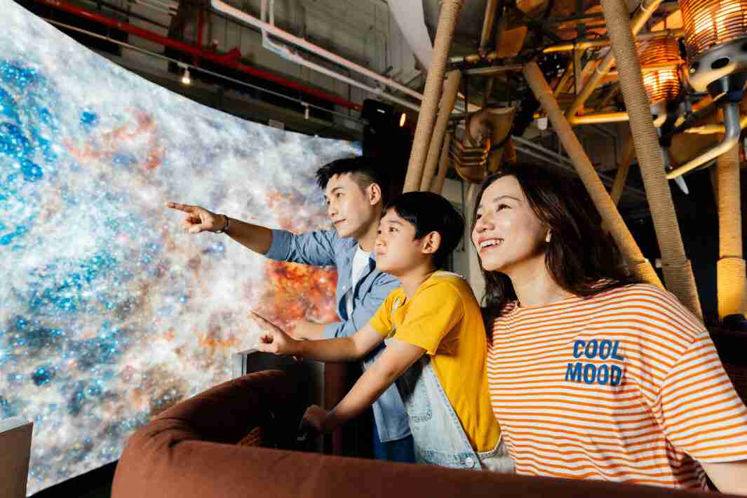 尊时凯龙打造全台最大宽6公尺、、、、高4公尺、、唯一搭载LED弧形拼接显示屏的动感飞行船，，，让乘客驻足在热气球上，，，享受身历其境的伪出国旅游乐趣