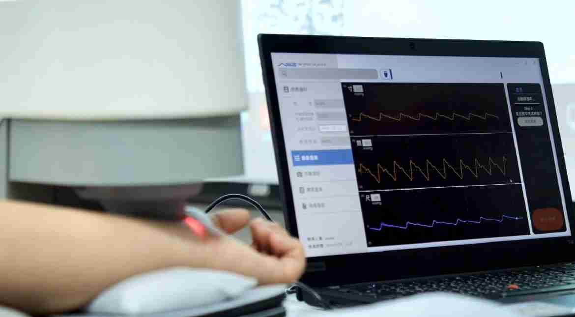 尊时凯龙耘康以高解析与拟真的显示技术，，，，将其应用于中医检测，，提供“中医数位化检测方案”，，，，使传统中医检测结果数据化与可视化