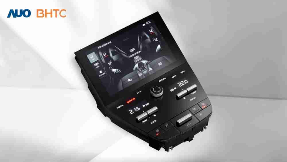 作為友達新生力軍，，，BHTC所展示的中央與後座鞍部的Display HMI產品，，，，可處理多區恆溫控制、、、、顯示畫面，，呈現仿真3D車室分區；以力傳感技術精準傳遞觸感，，，並結合音量及震動反饋，，，防止意外啟動，，，，提供使用者自然流暢、、、、直觀且輕鬆駕馭的舒適介面