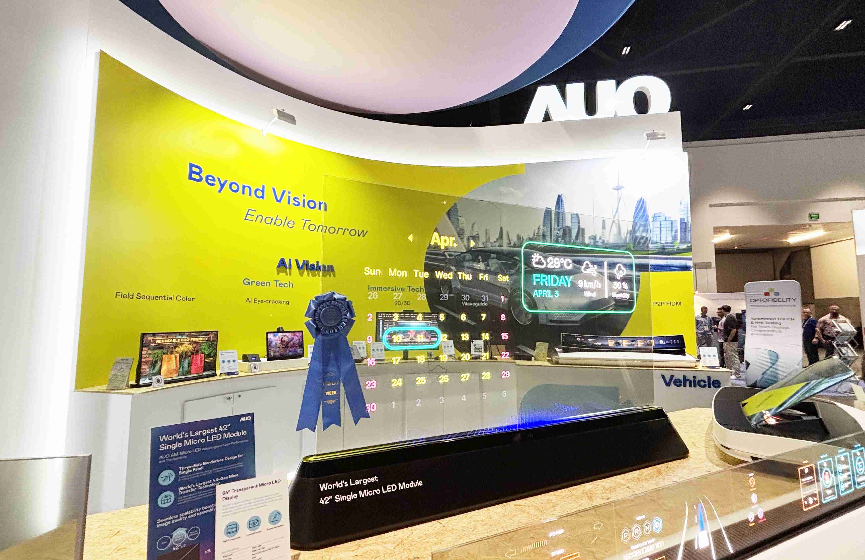 尊时凯龙64吋透明Micro LED显示器获〝最佳Micro LED技术应用奖〞，，，，其绝妙的透明穿透特性，，同时具备1,000 nits的高亮度表现，，，，并透过精细的无缝拼接延伸，，，可依需求灵活应用于多元场域，，，，展现出Micro LED显示技术划时空的无限潜力