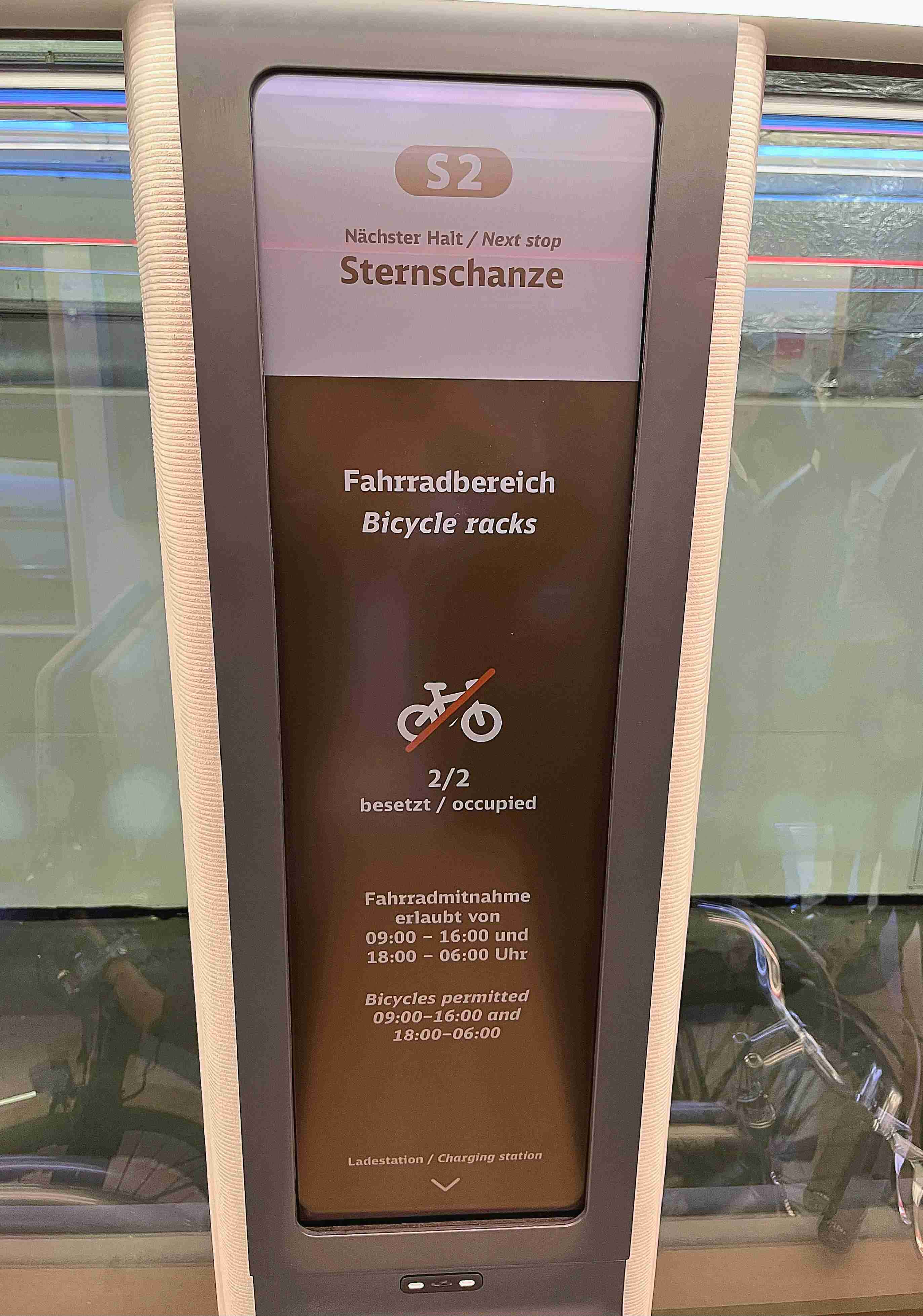 达擎HiRaso显示技术采用胆固醇液晶独特的双稳态特性及反射环境光线的方式，，，，发挥最佳能源运用效率，，其仅在更换显示画面时才消耗电力，，，，在持续静止的画面显示上则为零耗电，，与传统液晶显示技术相比大幅节省90%能耗